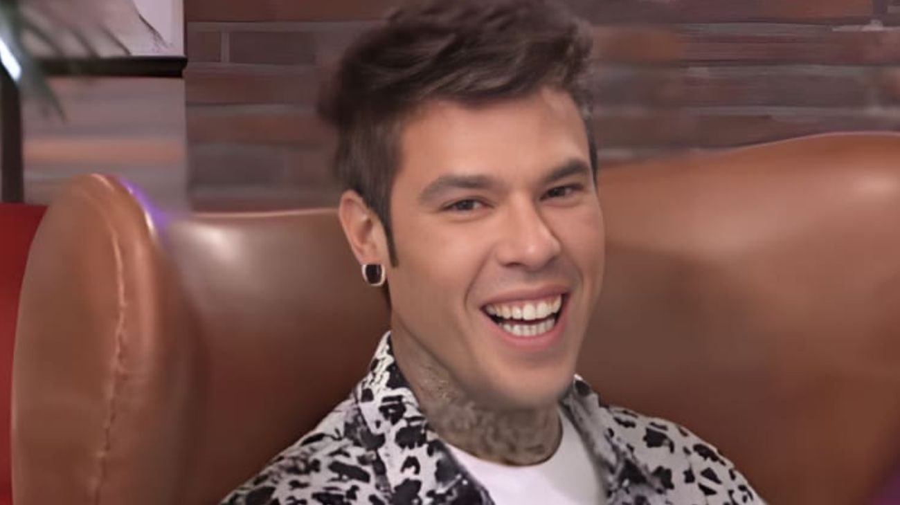 forum-fedez-mostra-la-nuova-casa-a-milano-il-dettaglio-stravagante-in-salotto