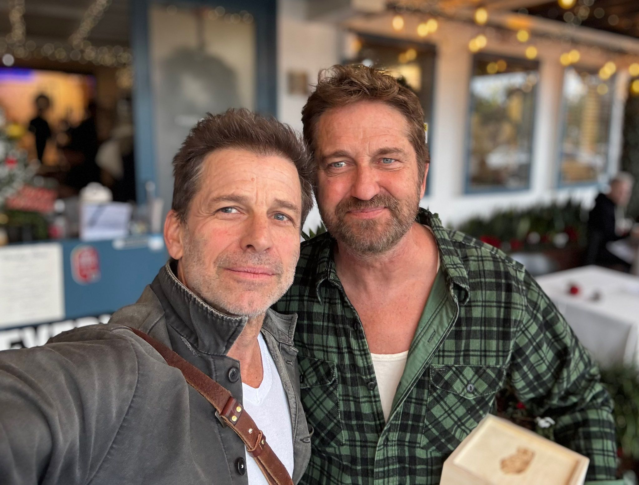 zack-snyder-gerard-butler-insieme-reunion-manda-delirio-fan-300-v3-764557