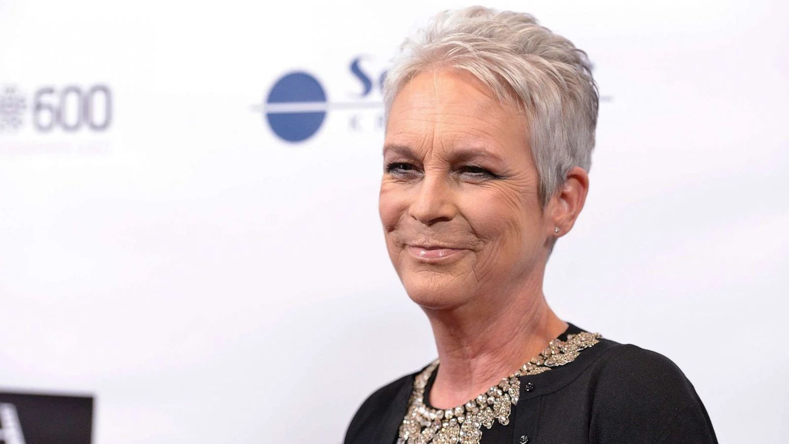 jamie-lee-curtis-conquista-tutti-ricreata-famosa-scena-perfect-40-anni-dopo-v3-770419